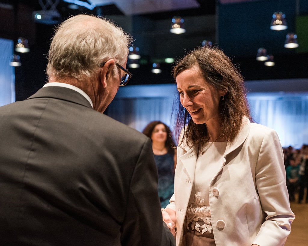 Barbara reçoit son bachelor en psychologie par Adolf Ogi         