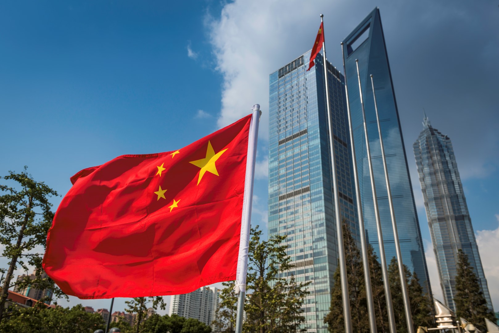 Drapeau chinois flottant au-dessus d'une ville chinoise