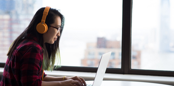 A student partakes in an online session