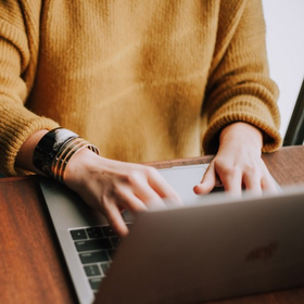 Une personne travaille sur ordinateur portable