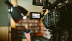 Une caméra filme une personne dans une bibliothèque