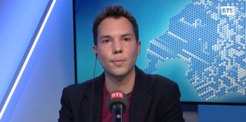 Nicolas Bueno prenant la parole dans Forum