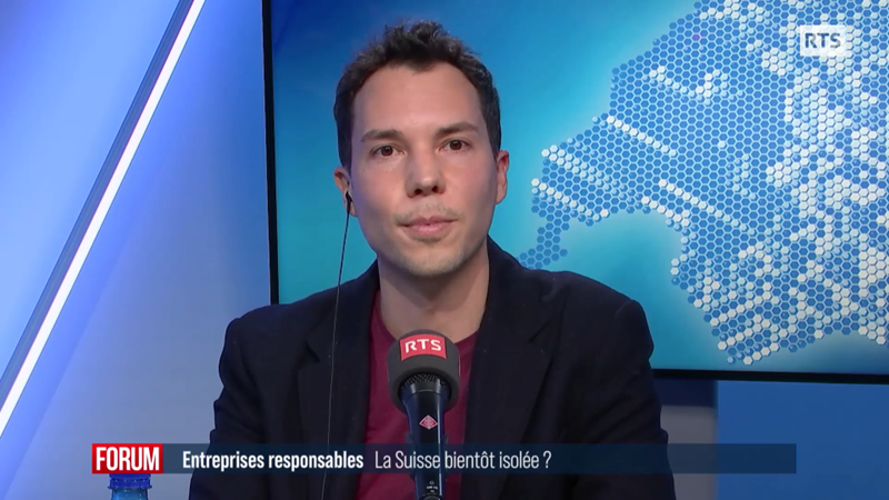 Nicolas Bueno prenant la parole dans Forum