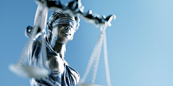 Statue de la Justice sur le premier plan bleu