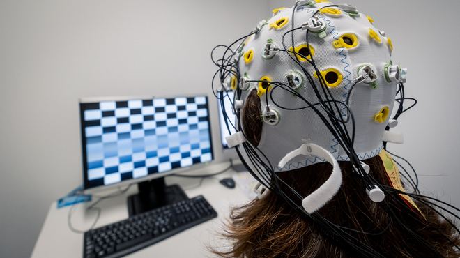 Une personne participe à une expérience au laboratoire d'électroencéphalographie d'OpenUni Suisse