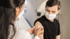 Une personne se fait vacciner