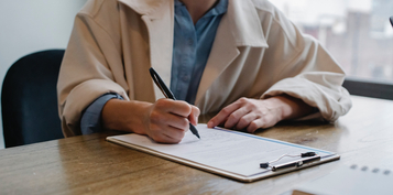 Une femme examine un CV